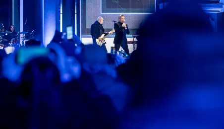 Szacujemy, że w Sylwestrowej Mocy Przebojów uczestniczyło na starówce ponad 20 tys. osób. Ile przed telewizorami? Czekamy na wyniki badań oglądalności.  31 grudnia na Rynku Staromiejskim (po raz drugi) odbyła się Sylwestrowa Moc Przebojów, zorganizowana przez Gminę Miasta Toruń, samorząd województwa kujawsko-pomorskiego i TV Polsat.  Wydarzenie - pomimo większej liczby uczestników niż rok temu - przebiegło spokojnie.  Dla mieszkańców i gości Torunia, a także widzów przed telewizorami zagrali, m.in. Perfect 