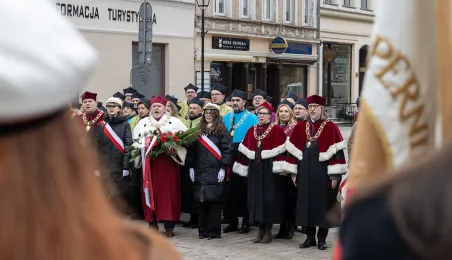 Obchody 553. urodzin Mikołaja Kopernika - złożenie kwiatów pod pomnikiem
