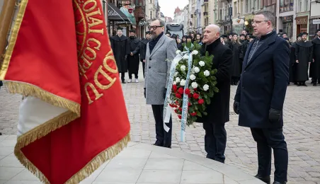 Obchody 553. urodzin Mikołaja Kopernika - złożenie kwiatów pod pomnikiem