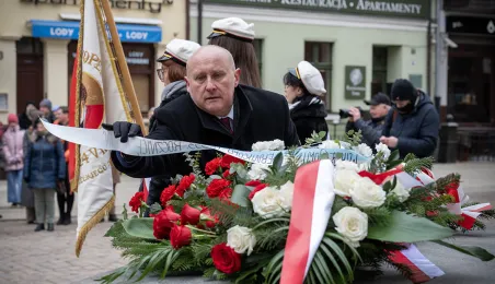 Obchody 553. urodzin Mikołaja Kopernika - złożenie kwiatów pod pomnikiem