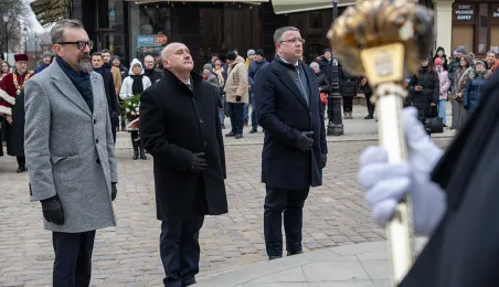 Obchody 553. urodzin Mikołaja Kopernika - złożenie kwiatów pod pomnikiem