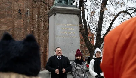 Obchody 553. urodzin Mikołaja Kopernika - złożenie kwiatów pod pomnikiem