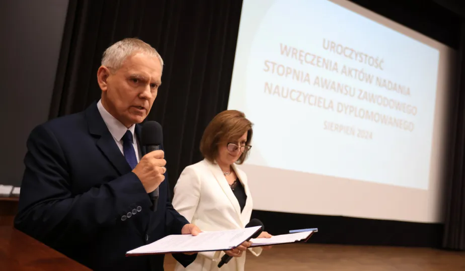 Nauczyciele dyplomowani odebrali akty nadania stopnia awansu