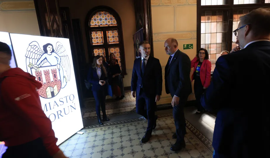 Minister Sławomir Nitras i marszałek Piotr Całbecki