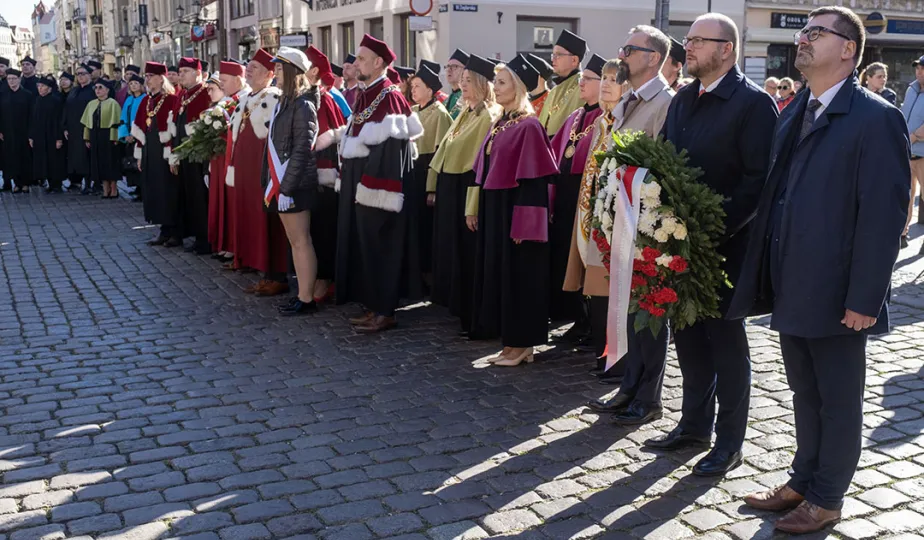 Inauguracja Roku Akademickiego 2024/2025 na UMK - złożenie kwiatów