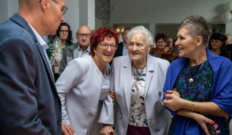 Jubilatka i goście urodzinowej uroczystości