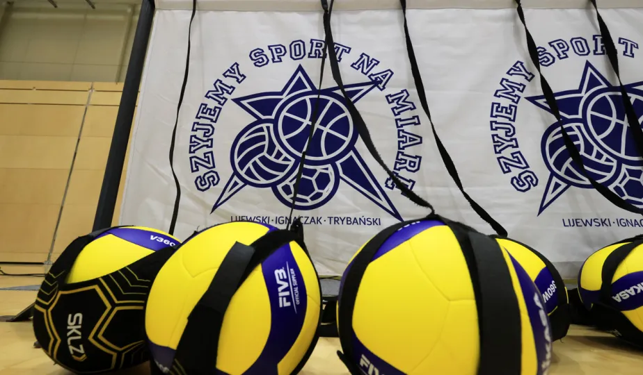 Piłki i logo wydarzenia "Szyjemy Sport na Miarę" 