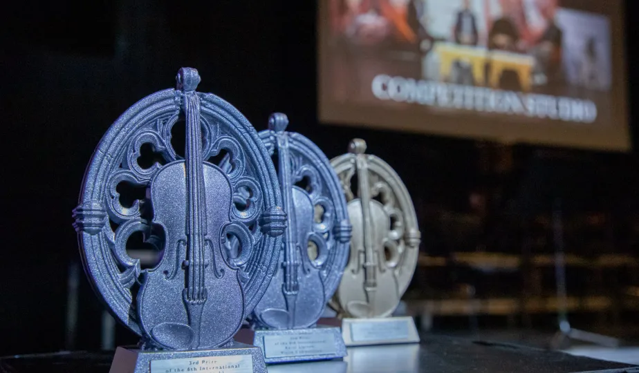 Statuetki nagród konkursowych