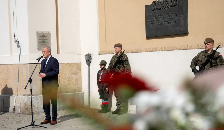 Wiązanki pamięci dla ofiar maja 1982 r.