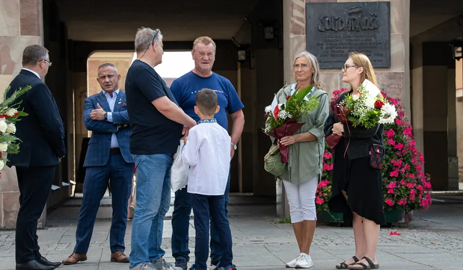 Złożenie kwiatów pod tablicą poświęconą Ludziom „Solidarności” Regionu Toruńskiego, 29.08.2025 r.