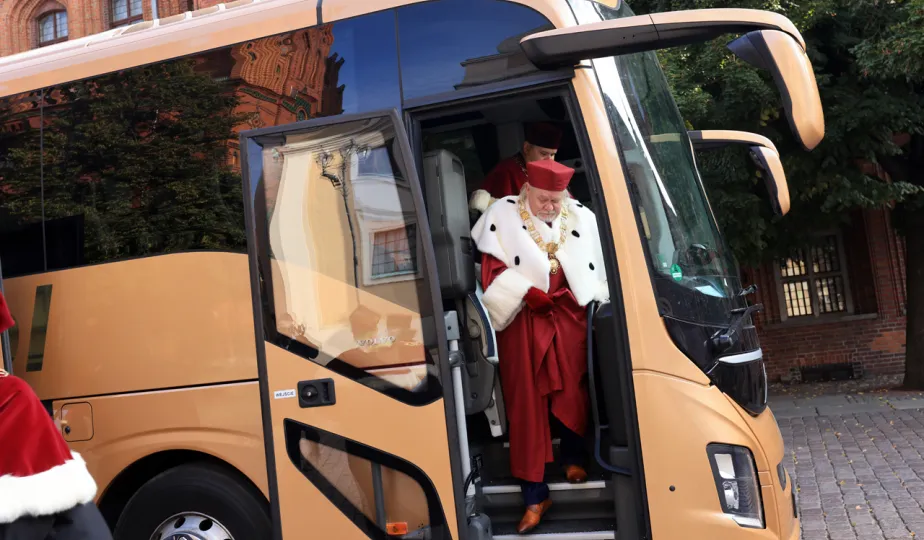 Uroczysta inauguracja roku akademickiego 2025/2026 - złożenie kwiatów