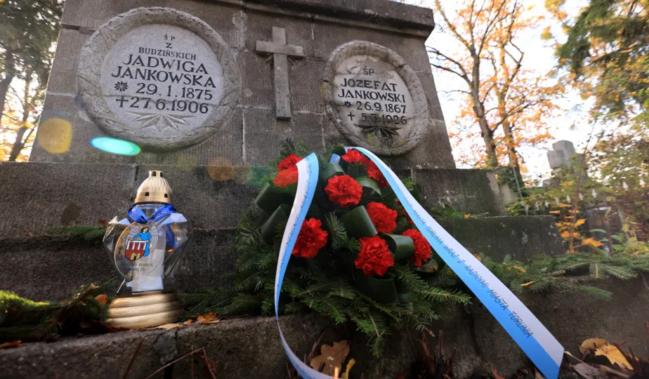 Wiązanki na grobach Honorowych Obywateli Torunia