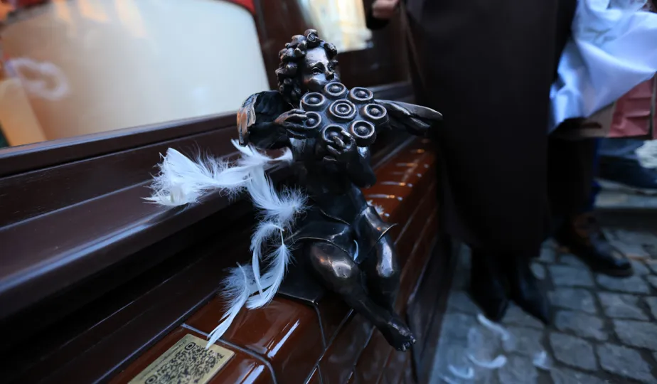 Toruńska starówka wzbogaciła się o kolejnego, siódmego aniołka.