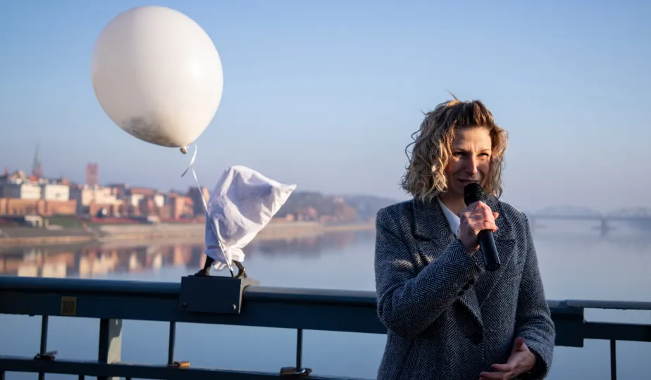 Anielski strażnik ruchu i zdrowia na moście, 19.12.2025