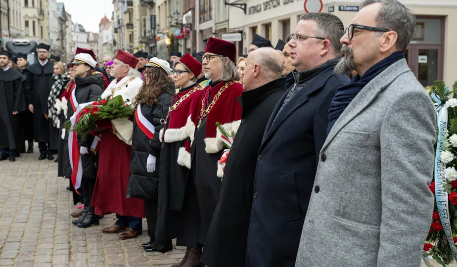 Obchody 553. urodzin Mikołaja Kopernika - złożenie kwiatów pod pomnikiem
