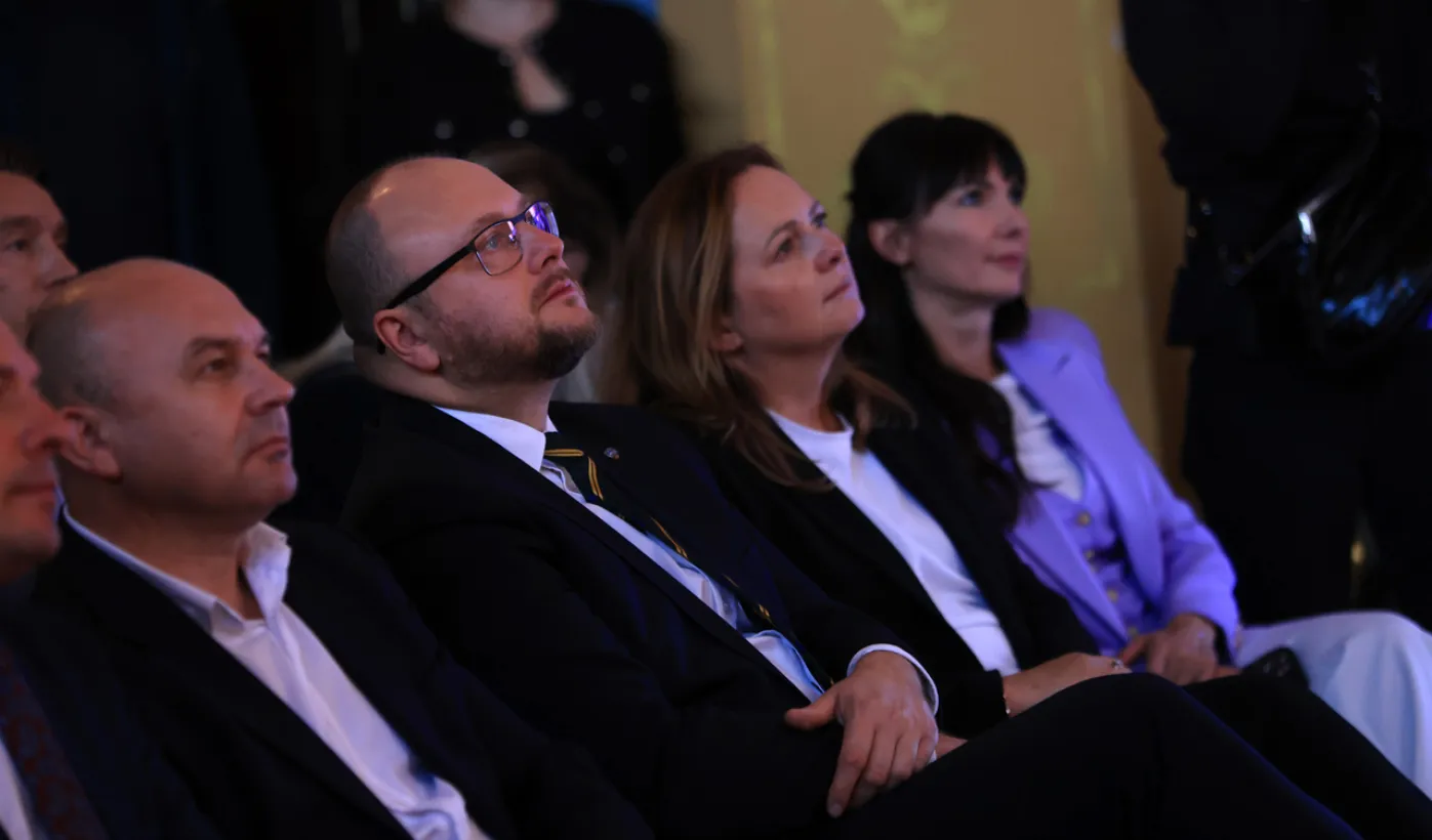 Prezydent Torunia i uczestnicy sesji panelowej