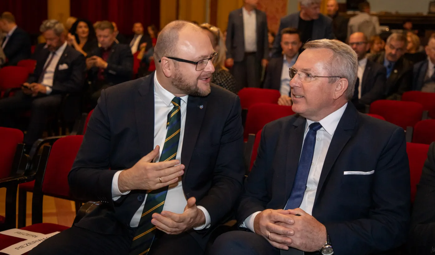 Prezydent Torunia Paweł Gulewski i wicewojewoda Piotr Hemmerling podczas sesji panelowej