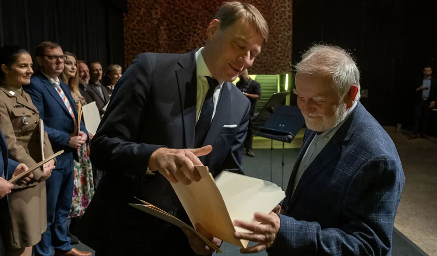 Nagrodę z rąk wiceprezydenta Torunia odbiera Henryk Giza