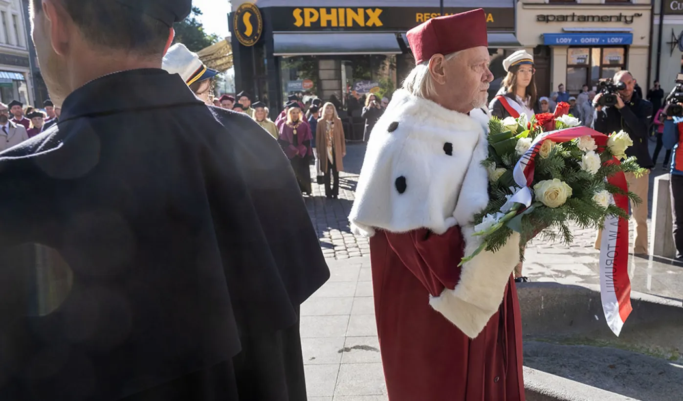Inauguracja Roku Akademickiego 2024/2025 na UMK - złożenie kwiatów