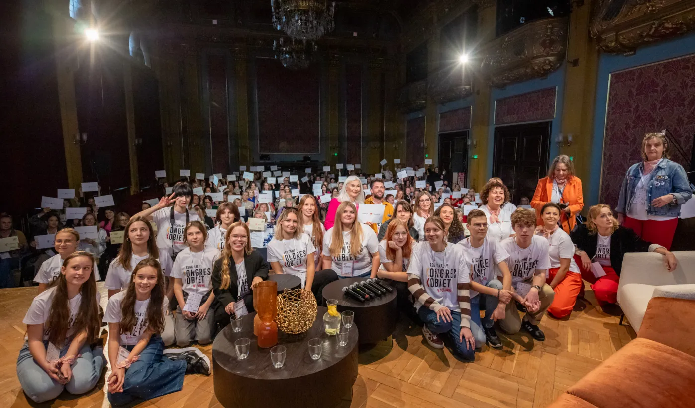 Wspólne pamiątkowe zdjęcie uczestniczek Kongresu Kobiet 2024