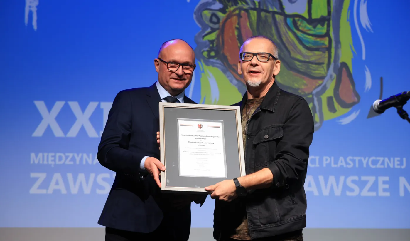 Marek Wojtkowski wręcza Nagrodę Marszałka Województwa