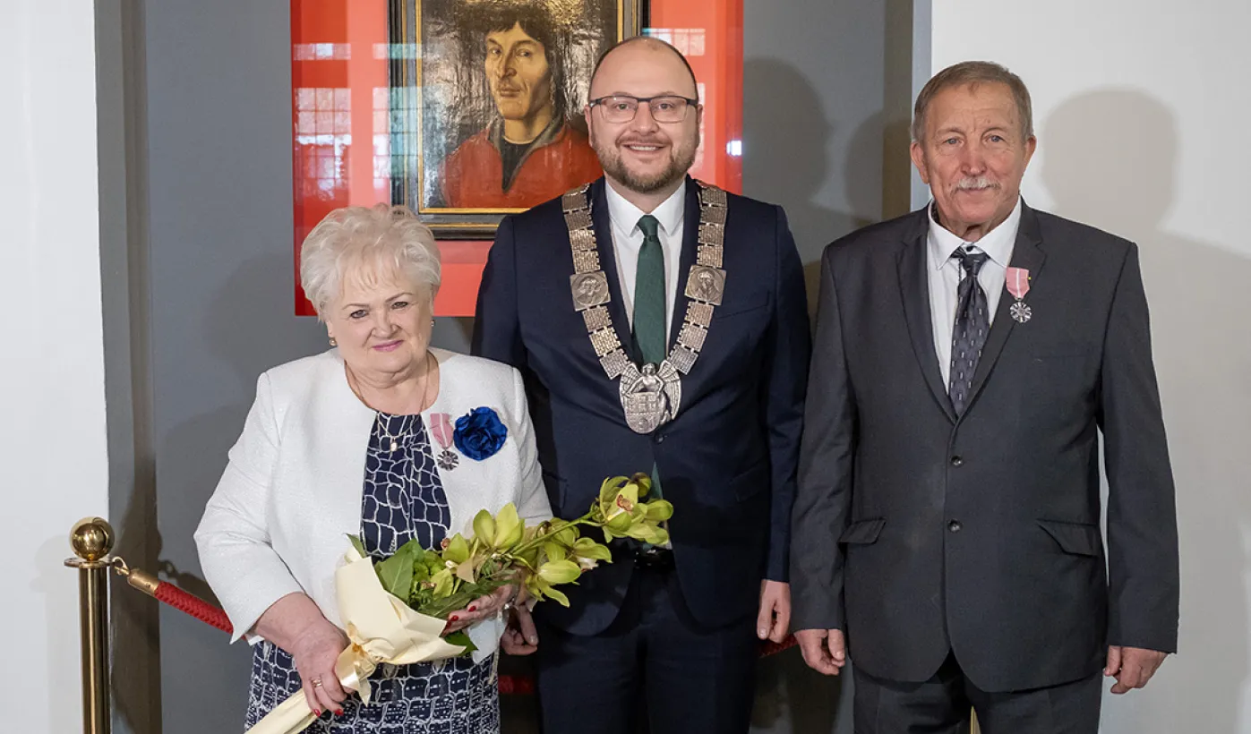 Wspólne pamiątkowe zdjęcie jubilatów  z prezydentem Torunia