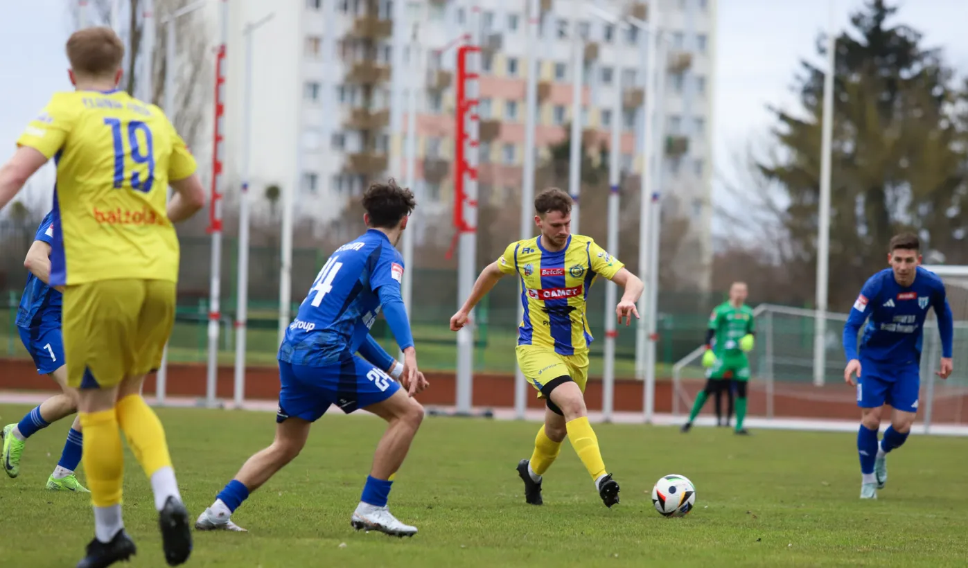 Inauguracja rundy wiosennej III ligi piłki nożnej - ZKS Elana 1968 vs. Flota Świnoujście