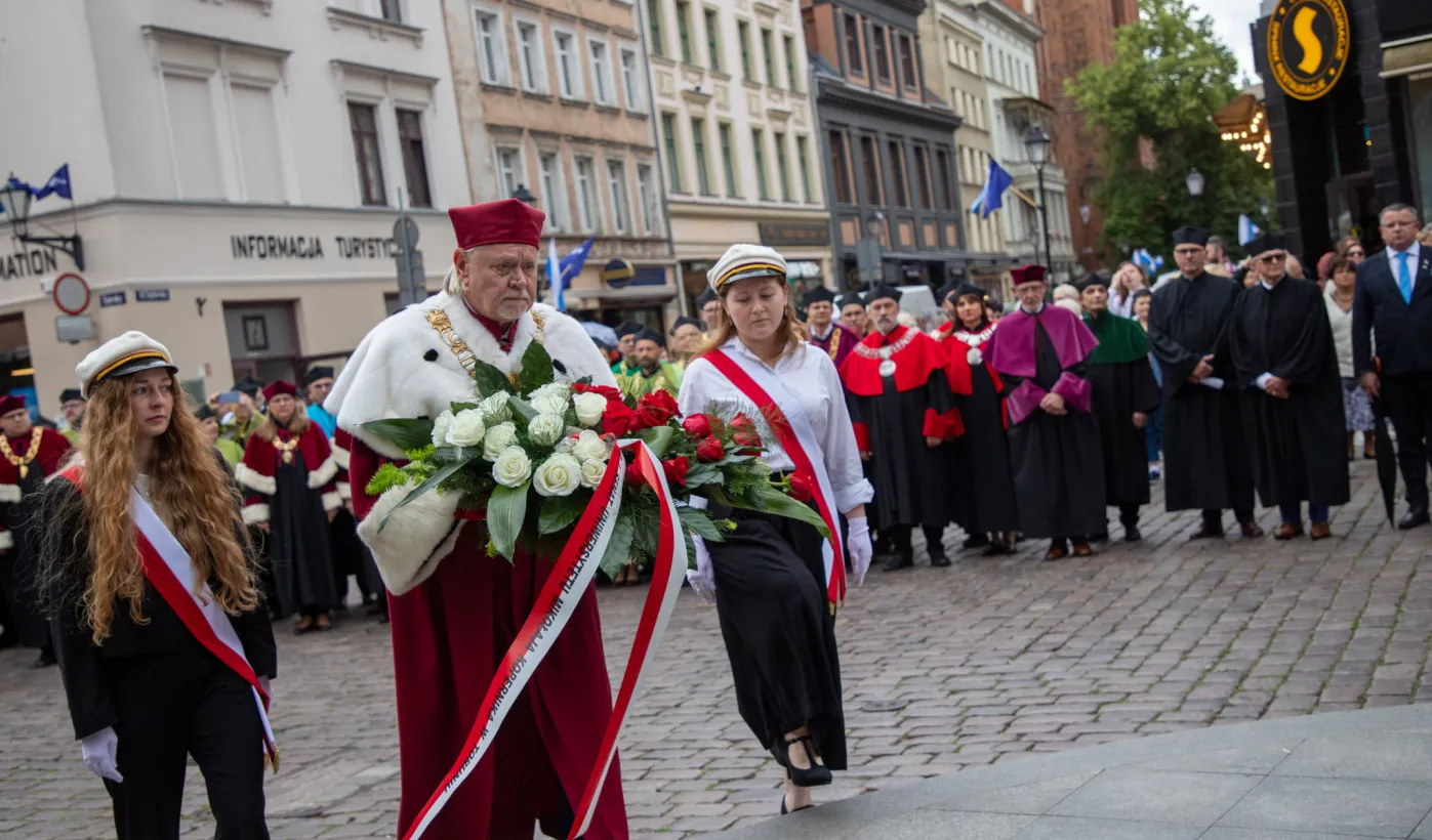 Uroczyste posiedzenie Senatu UMK na Rynku Staromiejskim 