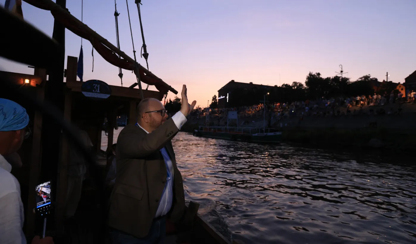 9. Festiwal Wisły - nocna parada łodzi i statków, widowisko światło-dźwięk