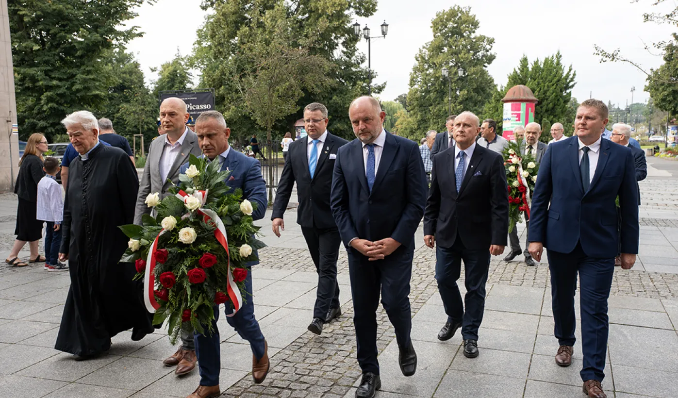 Złożenie kwiatów pod tablicą poświęconą Ludziom „Solidarności” Regionu Toruńskiego, 29.08.2025 r.
