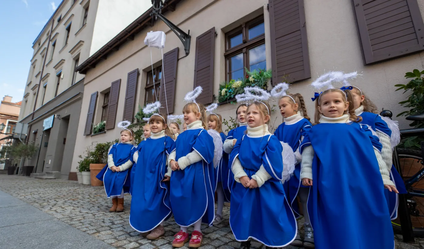 Manekin z anielskim gościem