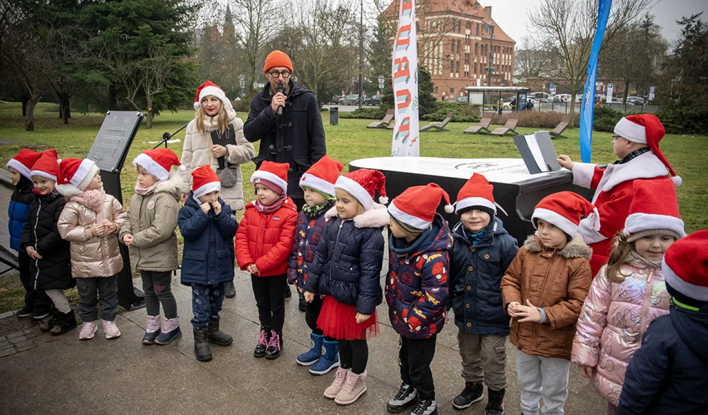 Zimowy Song przy fortepianie plenerowym