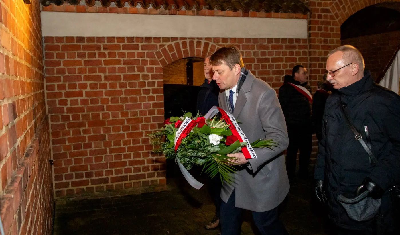 44. rocznica wprowadzenia stanu wojennego – pamięć i hołd złożony przy tablicy na Wałach Sikorskiego 10