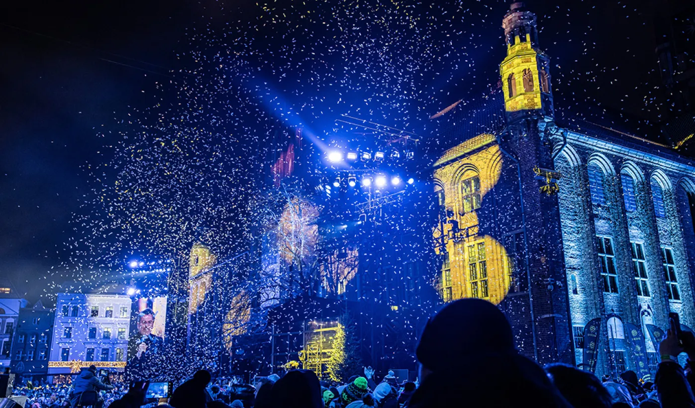 Szacujemy, że w Sylwestrowej Mocy Przebojów uczestniczyło na starówce ponad 20 tys. osób. Ile przed telewizorami? Czekamy na wyniki badań oglądalności.  31 grudnia na Rynku Staromiejskim (po raz drugi) odbyła się Sylwestrowa Moc Przebojów, zorganizowana przez Gminę Miasta Toruń, samorząd województwa kujawsko-pomorskiego i TV Polsat.  Wydarzenie - pomimo większej liczby uczestników niż rok temu - przebiegło spokojnie.  Dla mieszkańców i gości Torunia, a także widzów przed telewizorami zagrali, m.in. Perfect 