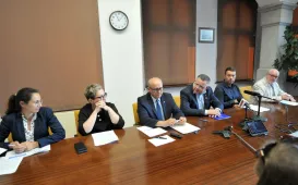 Uczestnicy konferencji za stołem