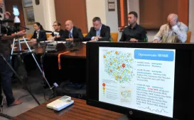 Ekran komputera ze slajdem prezentacji na tle uczestników