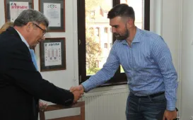 Z dziekanem Boehlke wita się Patryk Wawrzyński, pełnomocnik prezydenta Torunia ds. dialogu