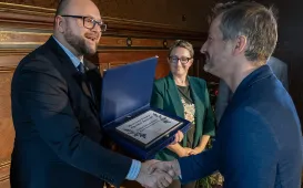 Prezydent Paweł Gulewski wręcza nagrodę zwycięzcy z Coctailbaru Lenkiewicz