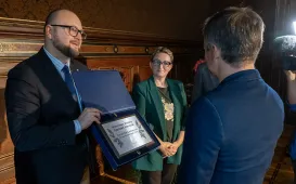 Prezydent Paweł Gulewski wręcza nagrodę zwycięzcy