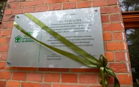 Tablica pamiątkowa z okazji 20-lecia Szkoły Leśnej na Barbarce