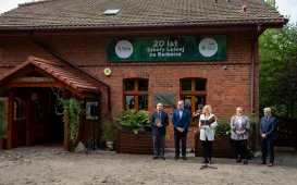 Wspólne pamiątkowe zdjęcie pod budynkiem Szkoły Leśnej na Barbarce