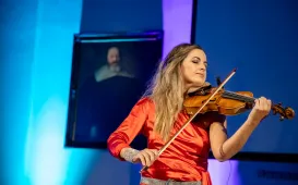 Skrzypaczka grająca podczas Gali Turystycznej