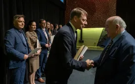 Nagrodę z rąk wiceprezydenta Torunia odbiera Roman Grucza