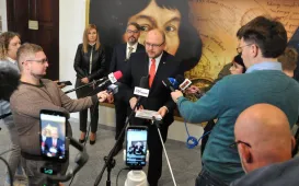 Prezydent Torunia Paweł Gulewski na briefingu