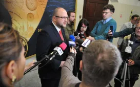 Prezydent Torunia Paweł Gulewski na briefingu