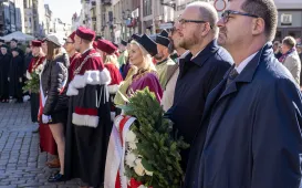 Inauguracja Roku Akademickiego 2024/2025 na UMK - złożenie kwiatów