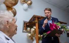 Wiceprezydent Torunia Adam Szponka składa życzenia jubilatce