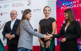 Andżelika Dzięgiel-Poślada wita się z Weroniką Nowakowską 