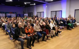 Publiczność wernisażu wystawy pokonkursowej