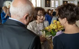 Szefowa USC Iwona Krzywdzińska składa gratulacje jubilatom